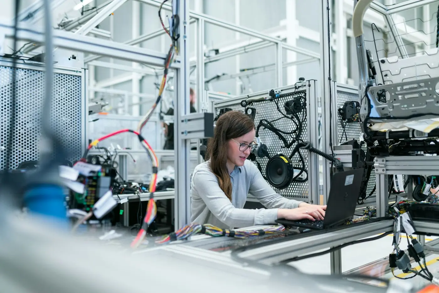 Ingénieure au travail sur un poste technique