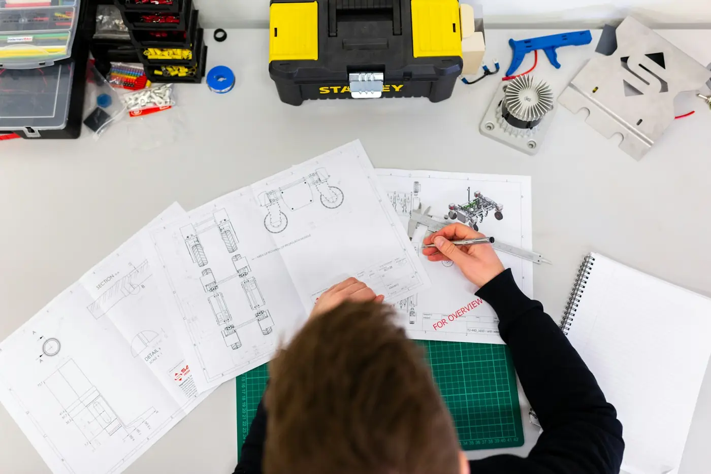 Plans techniques et outils sur un bureau