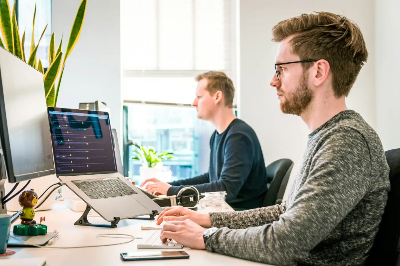 Deux techniciens au support devant leurs écrans