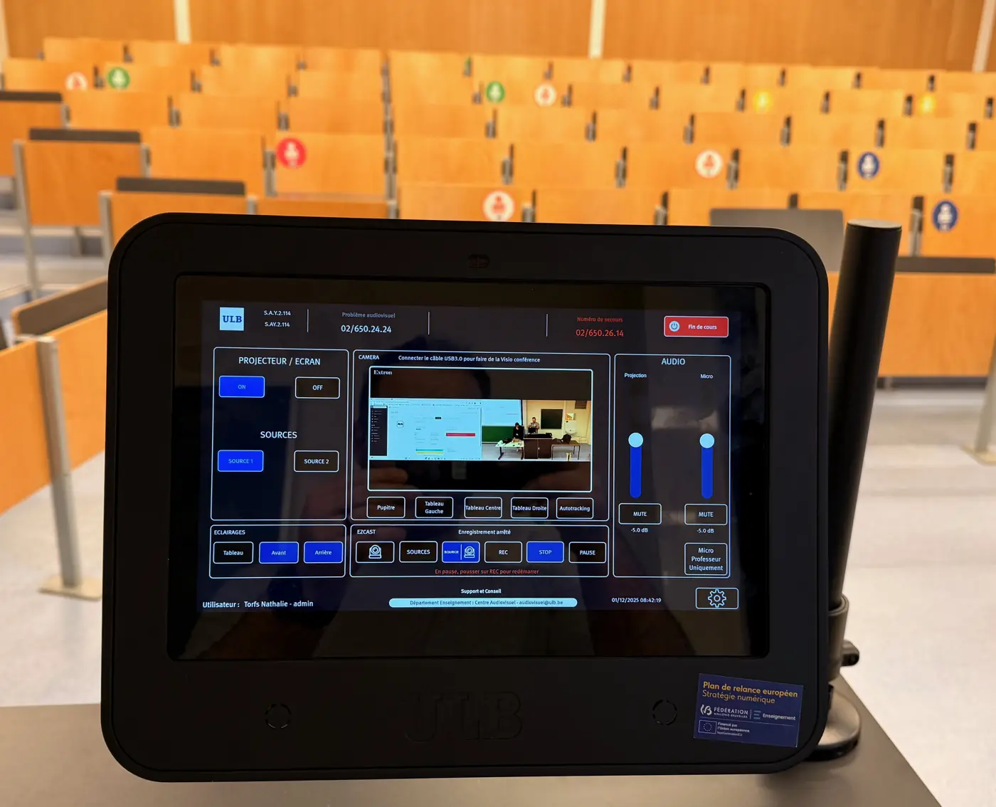 Pupitre tactile de contrôle installé dans un auditoire