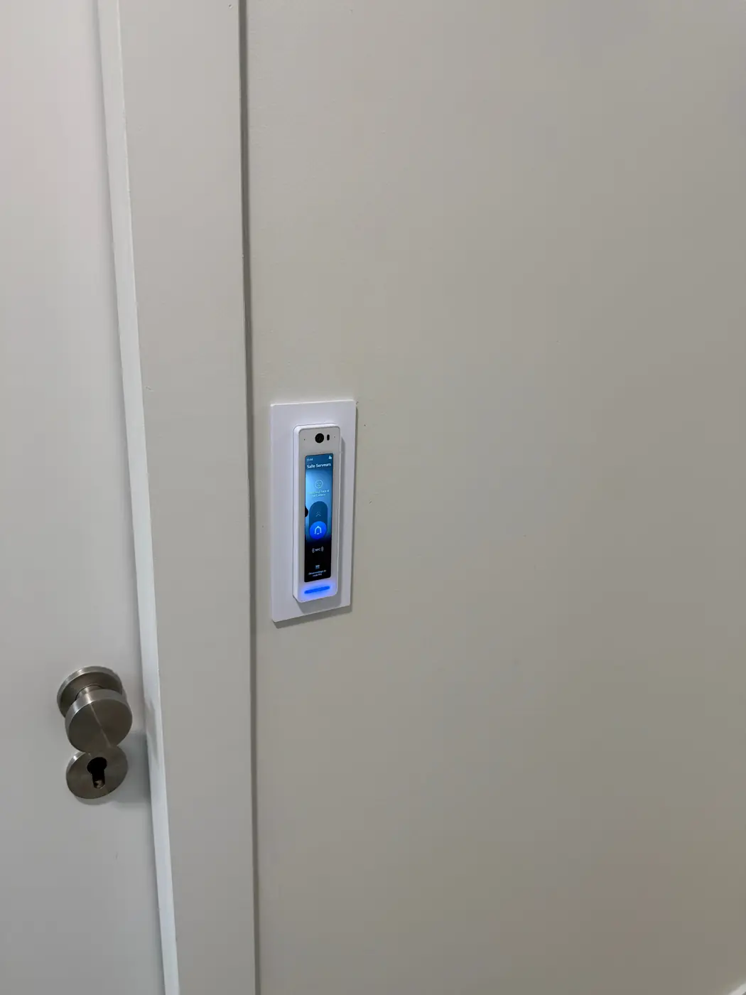 Lecteur de contrôle d'accès à l'entrée d'un local technique
