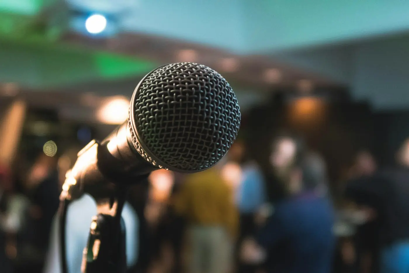 Microphone de conférence devant un public